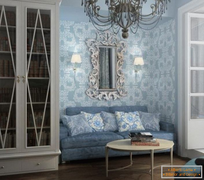 Quarto de hóspedes em tons azuis. A decoração da parede é selecionada de acordo com as exigências do estilo barroco.
