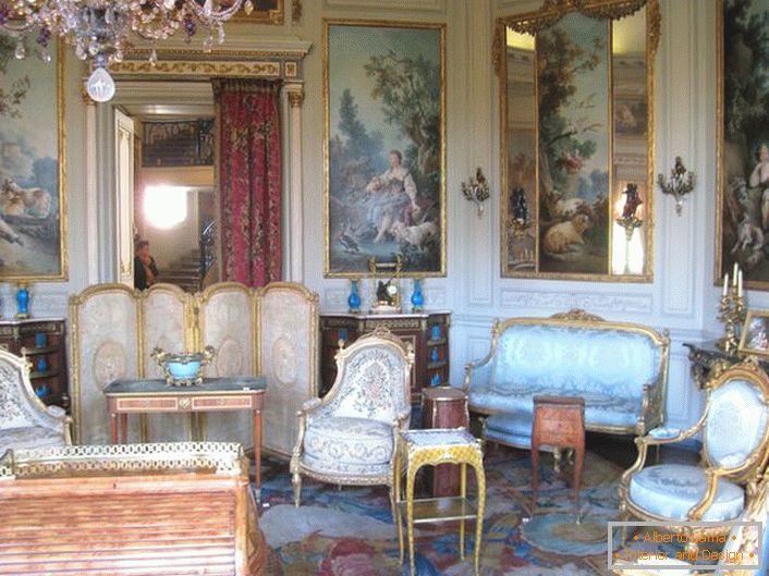 Papéis de parede, imitando pinturas antigas, em um quarto de hóspedes em estilo barroco. 