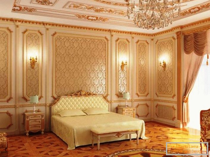 Os padrões de ouro se encaixam perfeitamente na composição geral do estilo barroco. Um quarto elegante para um casal.