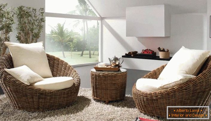 Poltronas de vime volumosos com almofadas brancas macias completas com um tapete com uma pilha alta será a melhor decoração do quarto de hóspedes em estilo ecológico.