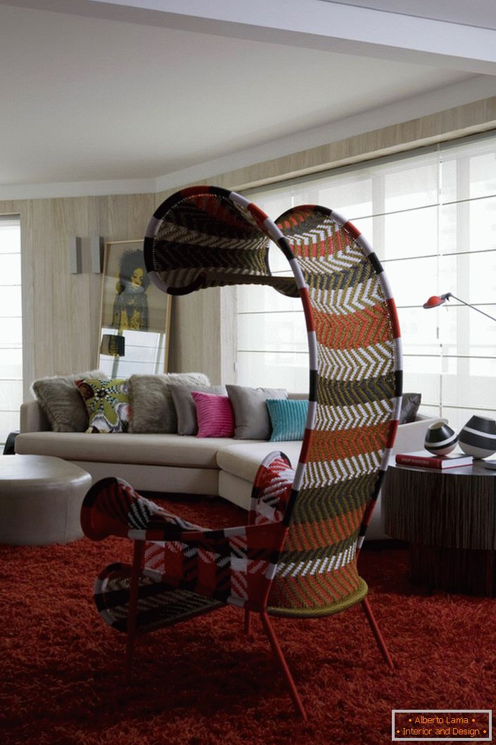Modelo de design de mobiliário para a sala de estar em estilo ecológico - poltrona em tecido com dossel.