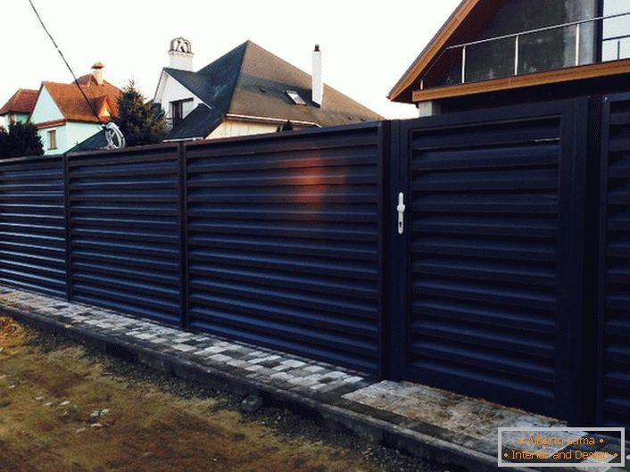Uma cerca modular elegante parece atraente e inatacável, tal uma cerca complementará o exterior de qualquer estilo.