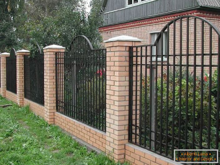 Uma cerca modular elegante para uma pequena villa é considerada a opção mais aceitável. 