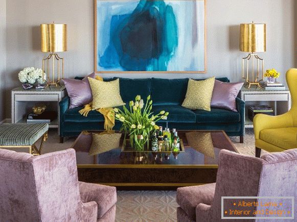 Design de sala de estar: uma combinação de tons luxuosos e ouro