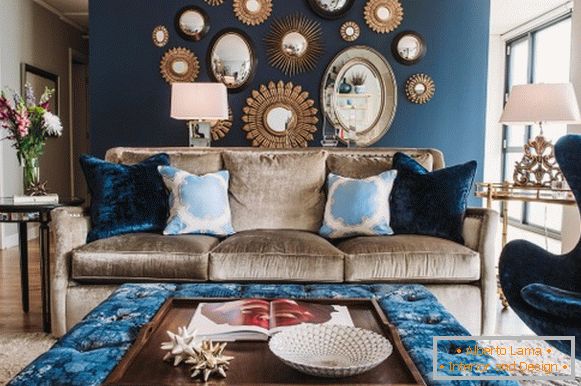 Parede azul e móveis estofados na sala de estar