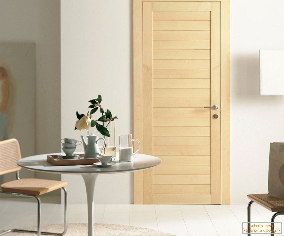 Interior claro com uma porta de madeira clara