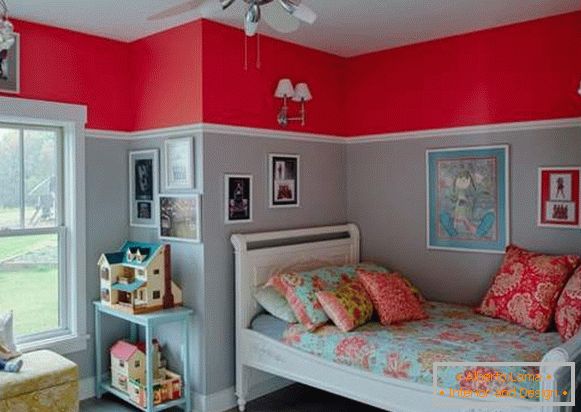 A combinação de cores vermelhas e azuis no interior do quarto das crianças