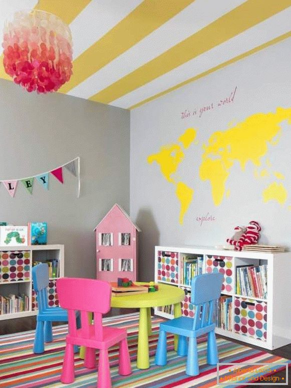 A combinação de cores brilhantes no quarto das crianças