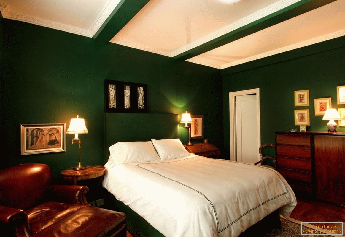 Branco, verde escuro e madeira é uma combinação ideal para um quarto