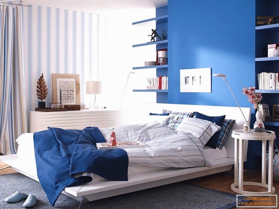 Parede azul no quarto combinado com papel de parede listrado