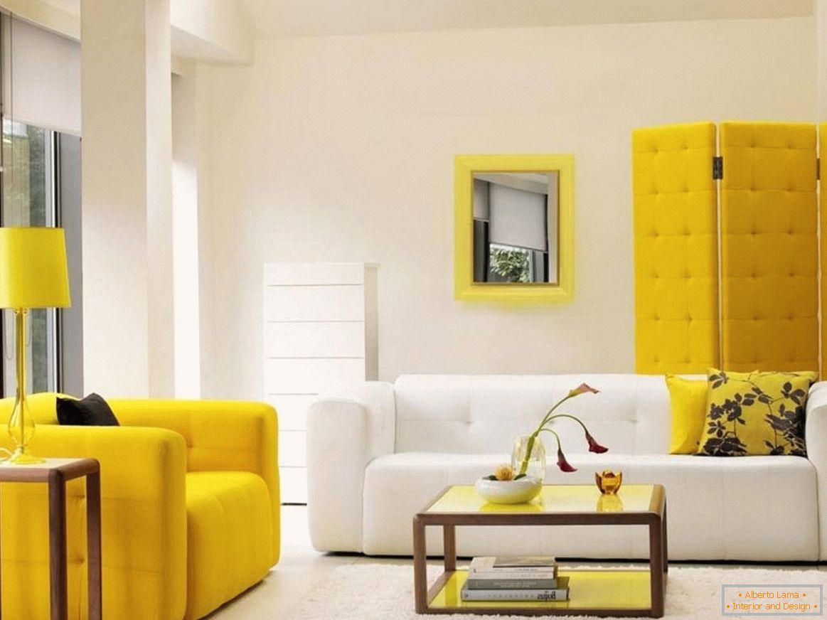 Peças de mobiliário amarelas brilhantes