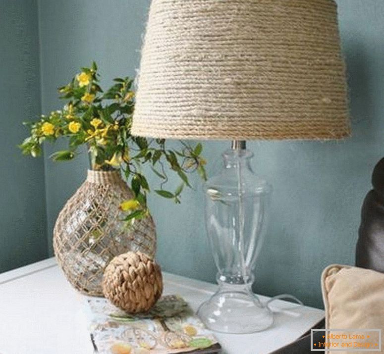 Vaso, lâmpada e revista na mesa
