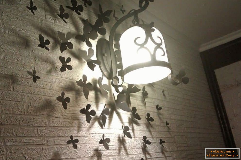 Borboletas na parede com uma lâmpada