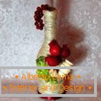 Garrafa com decoração de frutas e jarros