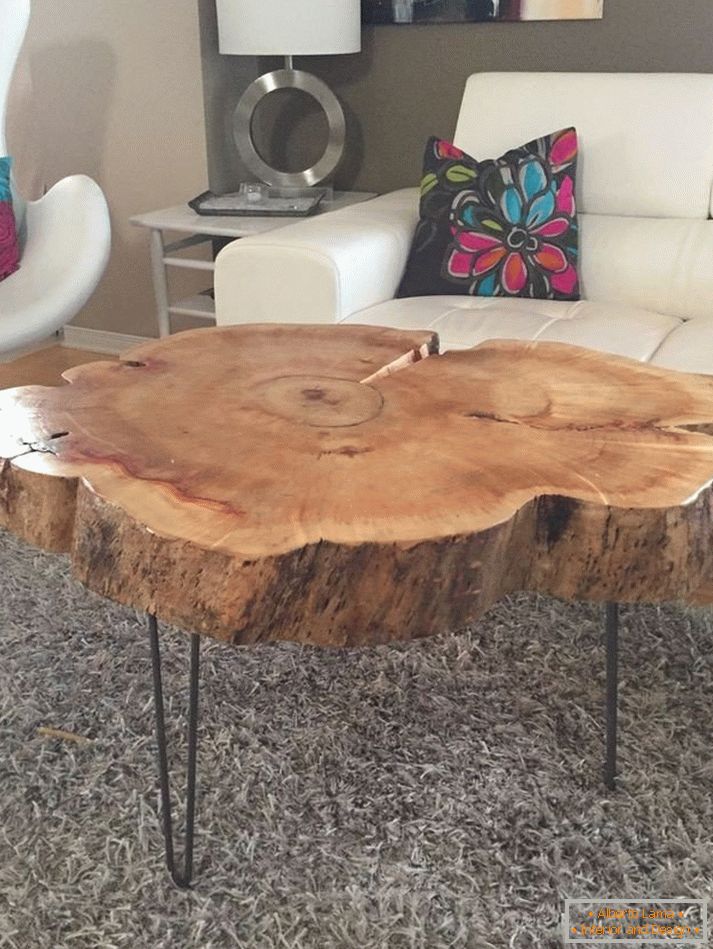 Grande mesa de café feita de madeira natural