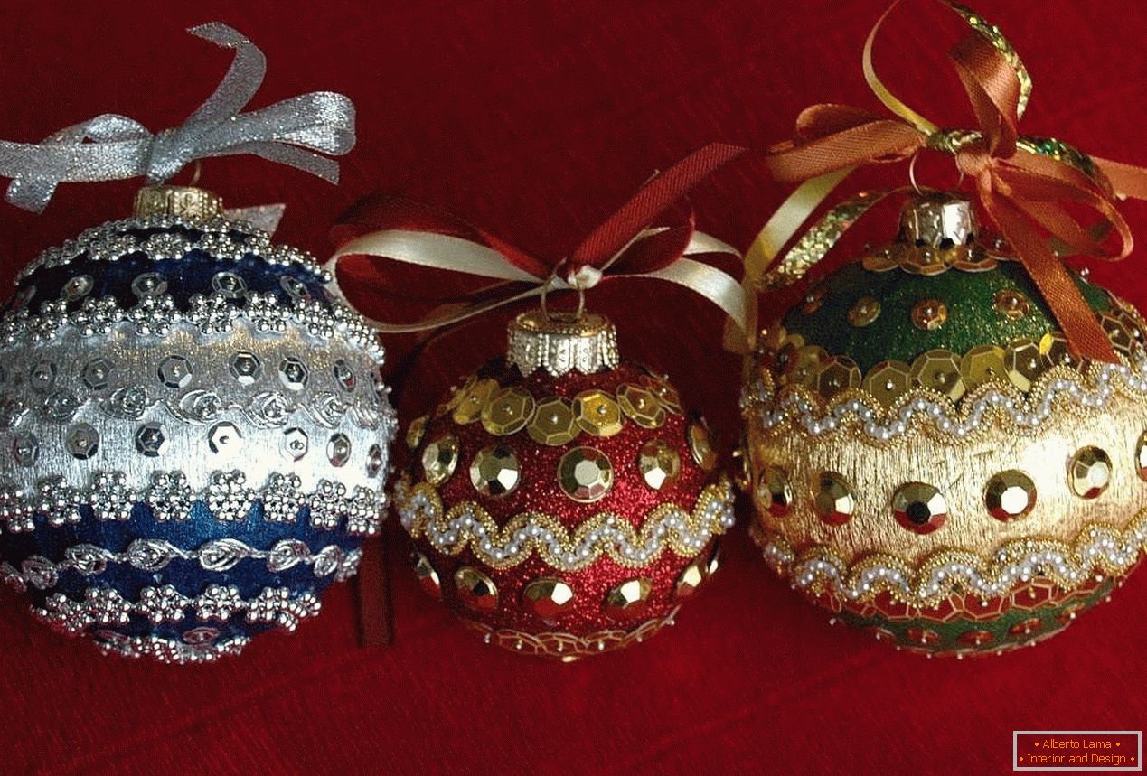 Bolas de Natal decoradas com miçangas