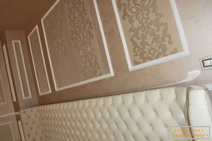 Usando essa solução de design - papel de parede rico emoldurado por uma baguete interior ou moldagem enfatiza o estilo clássico da sala de estar. O principal é observar a simetria e a média dourada das proporções.