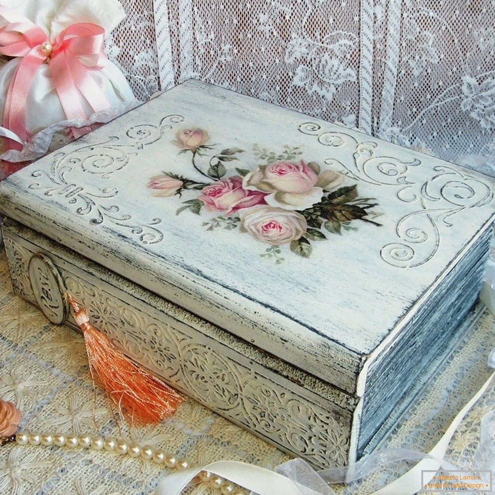Caixão branco com rosas