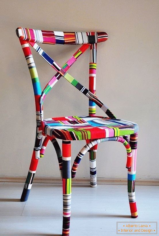 Colando de uma cadeira com adesivos coloridos