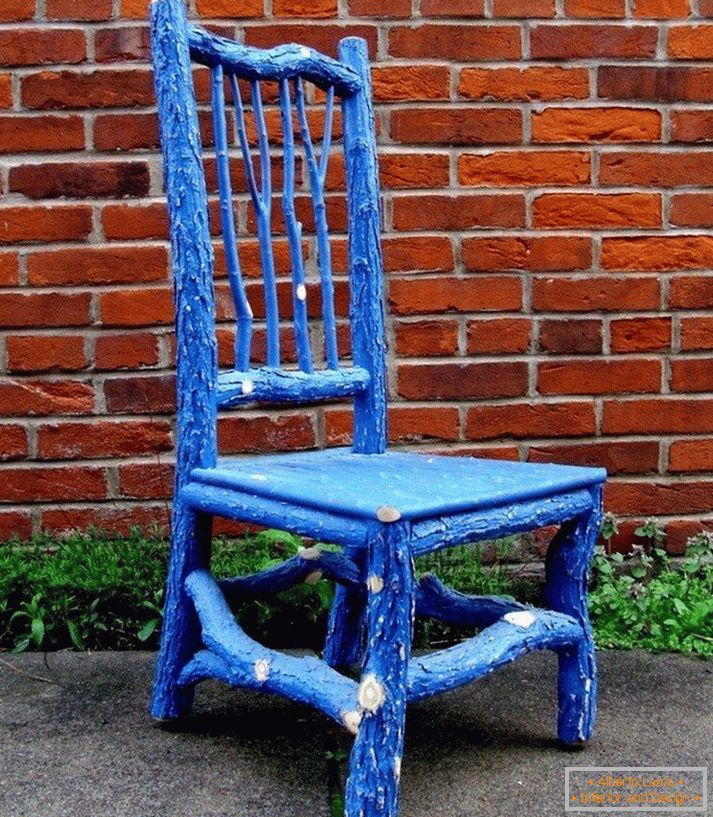 Decoração de uma cadeira velha com galhos