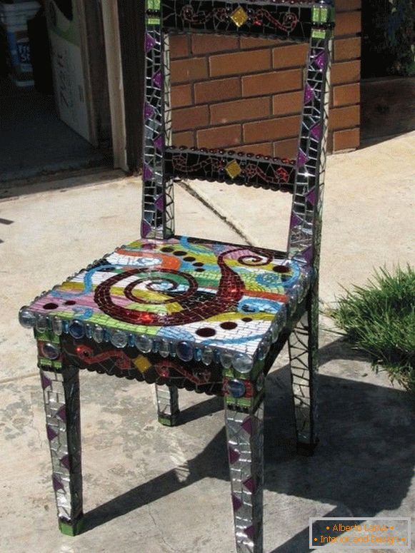 Selando uma cadeira com mosaico