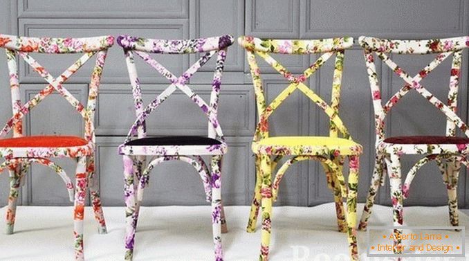 Cadeiras multicoloridas feitas em uma técnica