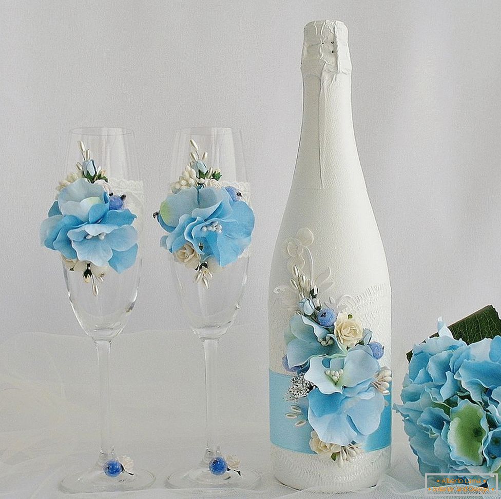Decoração de copos de casamento e garrafas com flores