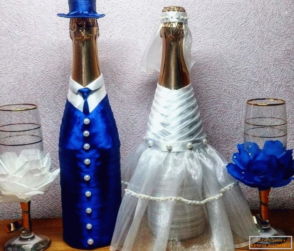 Garrafas de casamento em ternos da noiva e do noivo