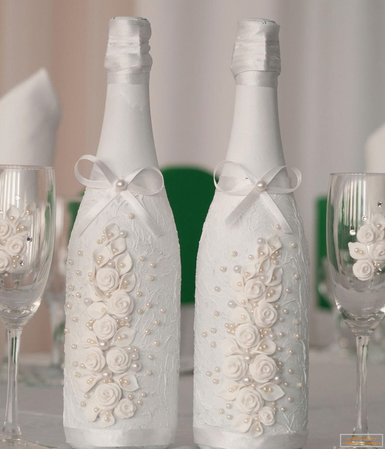 Design elegante de garrafas e copos