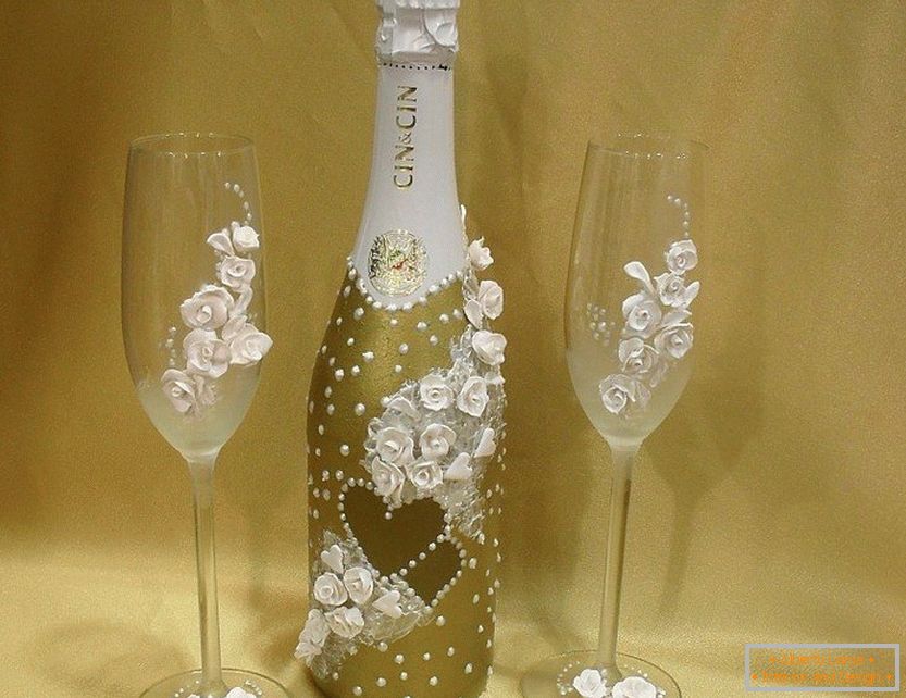 Decoração de uma garrafa e copos de vinho com rosas e miçangas