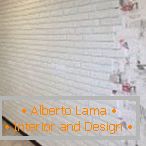 A combinação de tijolos decorativos e papel de parede