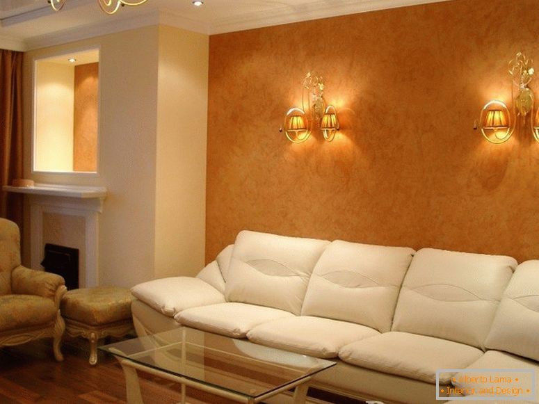 Lâmpadas na parede com gesso decorativo na sala de estar