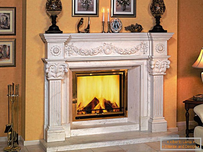 Uma lareira a gás decorada no interior do estilo Art Nouveau cria a impressão de fogo a partir de toras de madeira. 