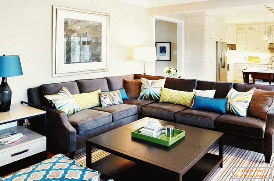 Almofadas brilhantes em um sofá marrom