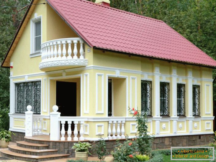 Uma pequena casa na floresta é decorada no mesmo estilo. Fachada stucco atribui ao estilo de perfeição.