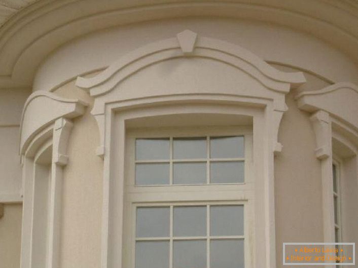 Molduras de janela são feitas em estilo Art Nouveau. 