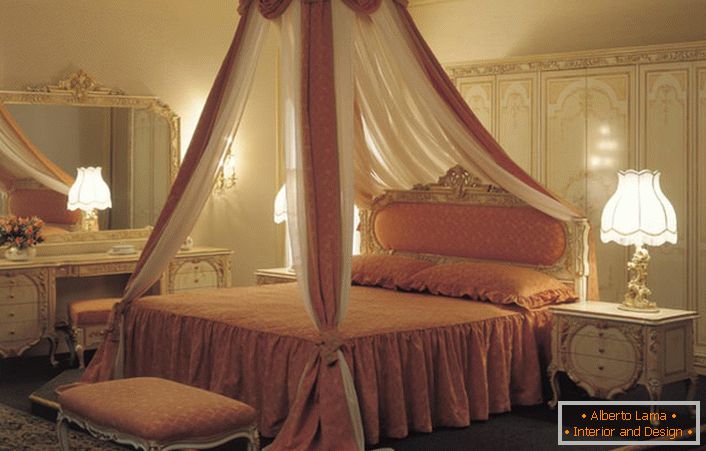 Baldachin sobre a cama é considerado o elemento mais incomum da decoração do quarto.