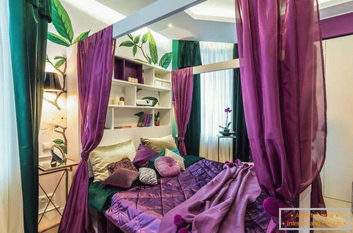 Com um dossel sobre a cama no quarto, você pode criar uma atmosfera mais aconchegante e intimista.