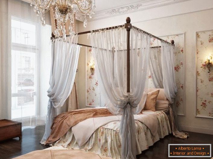 O quarto em estilo barroco é decorado com um dossel de ar elegante, que torna o resto ainda mais relaxante. 