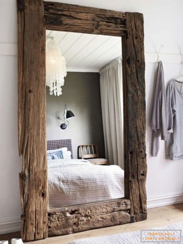 Moldura de espelho de madeira