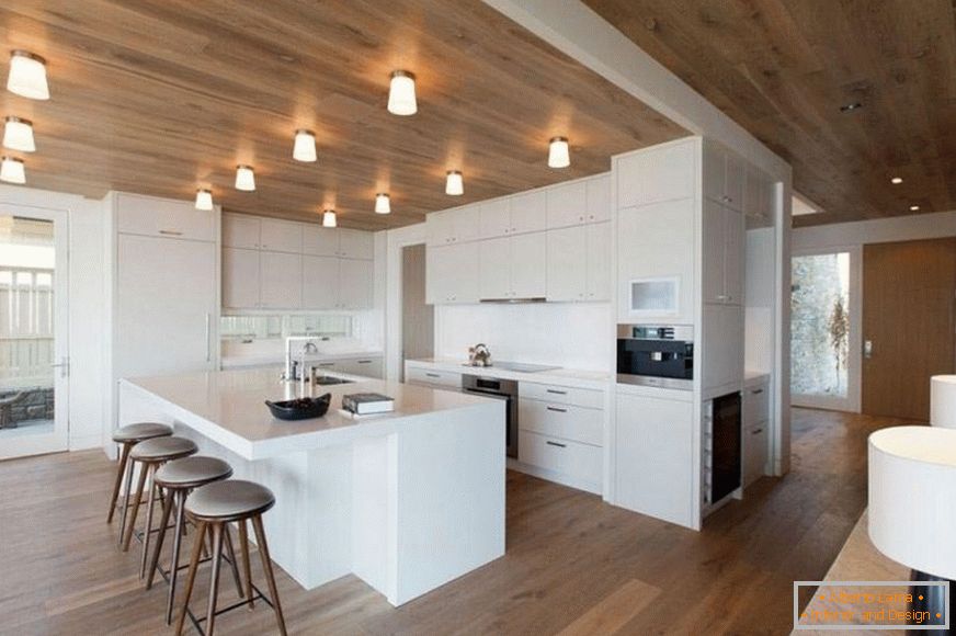 Cozinha espaçosa com teto de madeira