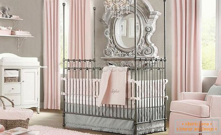 Quarto no estilo do minimalismo para o bebê. No interior há ecos do estilo barroco, que harmoniosamente se encaixam no conceito geral de design.
