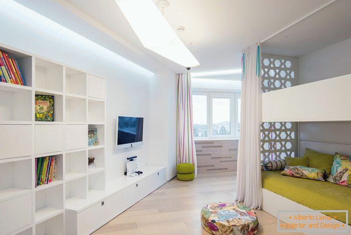 O interior do quarto das crianças, como um exemplo de mobiliário devidamente selecionado para o estilo do minimalismo. 