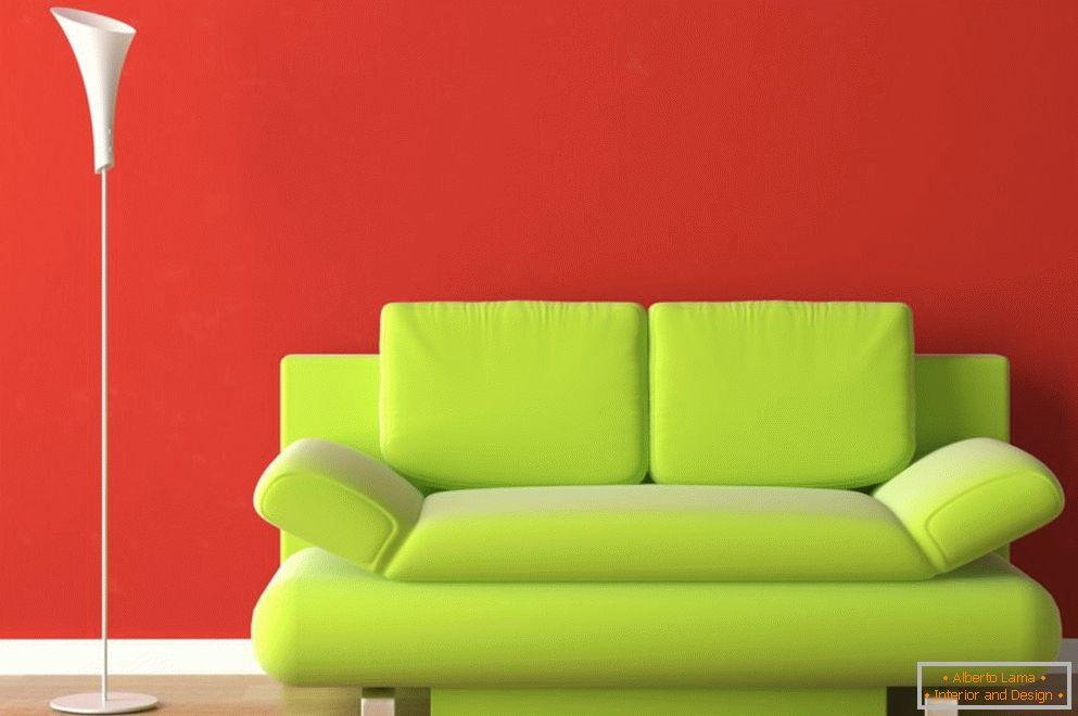 Sofá verde claro em um interior vermelho
