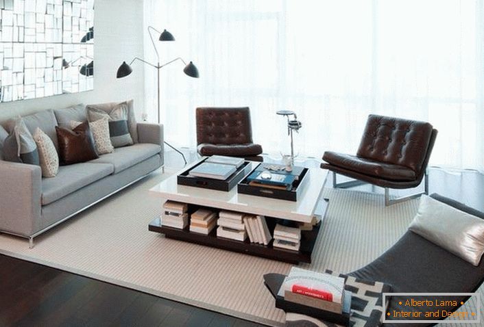 O sofá no estilo high-tech sempre tem contornos geométricos claros. Como decoração, usamos principalmente almofadas quadradas de tamanho uniforme.