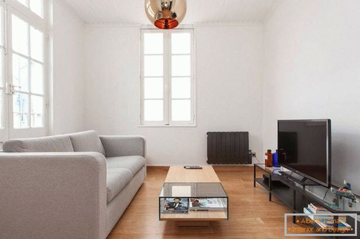 Um pequeno sofá em estilo high-tech também é adequado para decoração de interiores no estilo minimalista ou art déco.