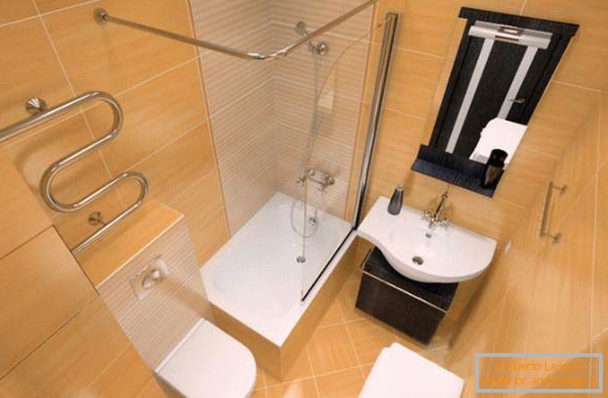 Projeto de um banheiro combinado no interior de um apartamento de um quarto Khrushchev