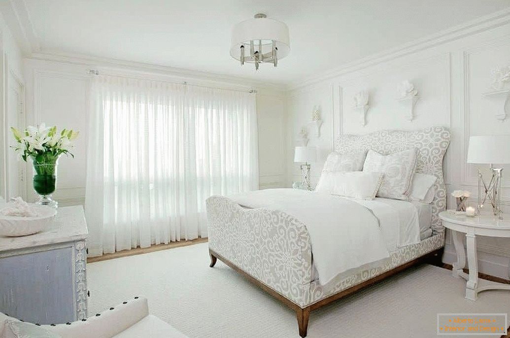 Design de um quarto branco em estilo clássico