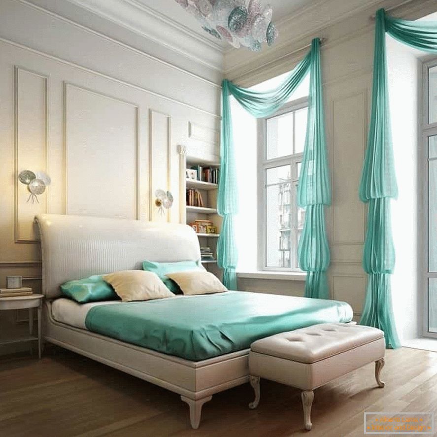 O interior branco de um quarto clássico pode ser diluído com roupa de cama e cortinas coloridas