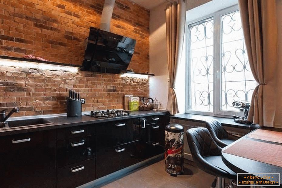 Cozinha com um avental de tijolos sem armários suspensos acima da superfície de trabalho